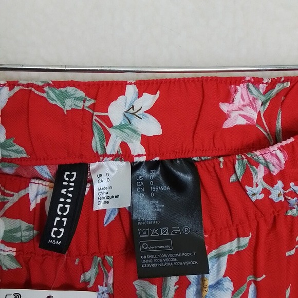 H&M Womens Shorts 0 Red White Floral High Rise Pull On Shorts Pockets Relaxed - Picture 6 of 9